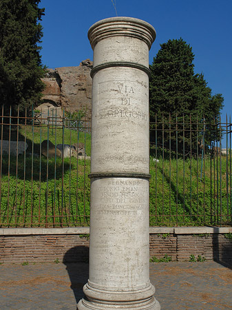 Säule mit Straßennamen - Latium (Rom) (Rom)