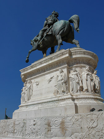 Bronzestatue von Victor Emmanuel Fotos