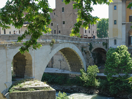 Ponte Fabricio zwischen Bäumen Foto 