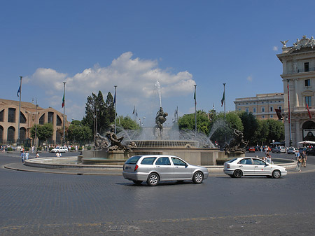 Autos an der Piazza - Latium (Rom) (Rom)